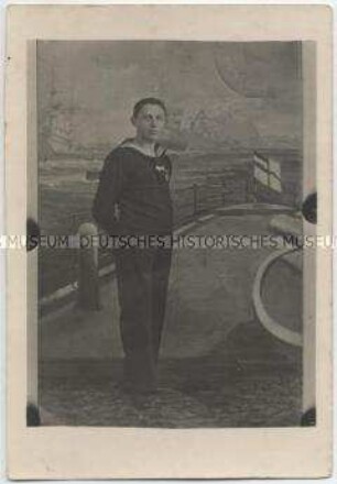 Atelieraufnahme eines Matrosen der Marine