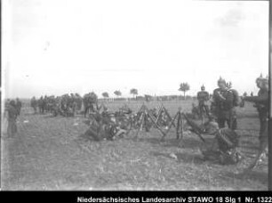 Manöver des 10. Armee-Korps Enthält: Platte 10, rastende Soldaten, im Hintergrund: Zuschauer