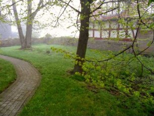 Dagobertshausen-Evangelische Kirche - Kirchhof im Südosten mit Kirchhofmauer in übersichtlichem Verlauf
