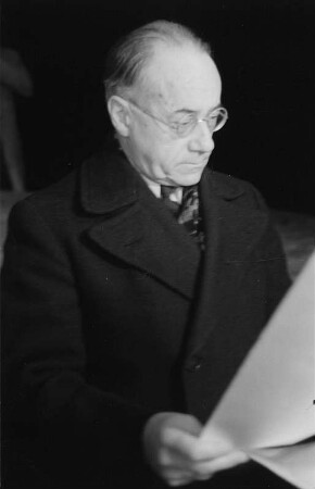Porträtaufnahmen des Dirigenten Heinz Tietjen, von 1948-1954 Intendant der Deutschen Oper Berlin : aufgenommen anlässlich der Uraufführung der beiden szenischen Balladen "Die Füße im Feuer" und "Das Fingerhütchen" von Heinrich Sutermeister an der Deutschen Oper Berlin
