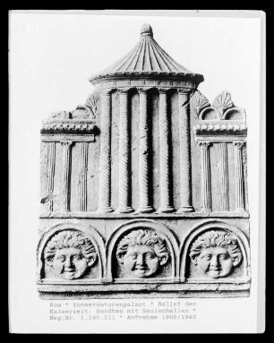 Relief der Kaiserzeit: Rundbau mit Säulenhallen