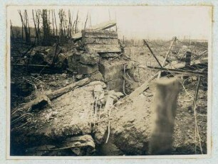 Foto eines durch Probebeschießung mit Minen zerstörten Bunkerraumes auf dem Flugplatz Habsheim