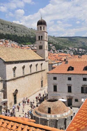 Dubrovnik - Kloster und Brunnen : Blick von der Stadtmauer auf das ehemalige Franziskanerkloster (links) und den Onofrio-Brunnen. Aufgenommen am 2. Juli 2010 in Dubrovnik