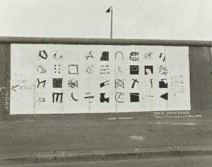 Zeichen in der Reihe : Zeichen in der Reihe. Bild 62 der East Side Gallery