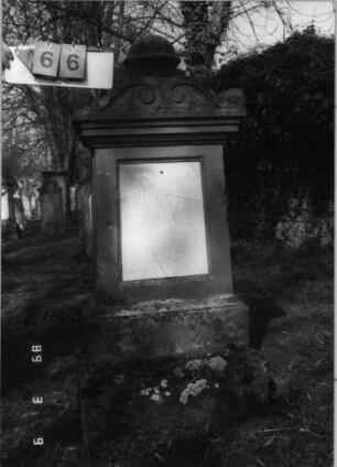Grabstein 166 (Index: 100100219) Maße HxBxT: 139x54x26 cm Symbolik: Verzierungen: Grabstein 166