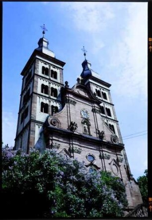 Amorbach: Türme der Abteikirche hinter blühendem Flieder