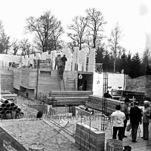 Friedrich-Ebert-Stiftung: Am Kratt: Heimvolkshochschule: Grundsteinlegung durch Bundeskanzler Willy Brandt: vorne Mauer mit Grundstein: hinten Gebäude in Bau, 20. April 1971
