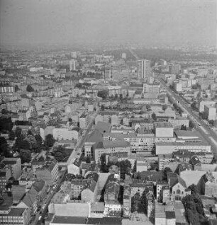 Luftaufnahme, Blick von Westen auf die Wohnbebauung entlang der Bismarckstraße Richtung Ernst-Reuter-Platz. Berlin-Charlottenburg, Ernst-Reuter-Platz, Bismarckstraße