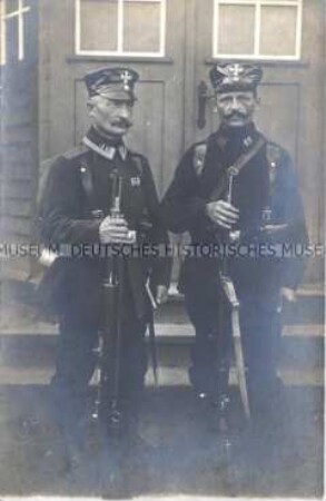 Zwei Soldaten mit Gewehren