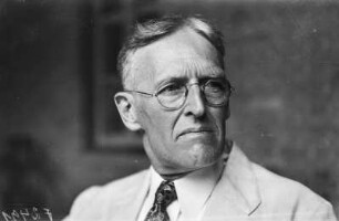 Mann mit Brille und Anzug (Deutsche Ostasien-Expedition 1937/1939)