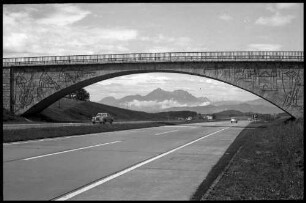 Strass: Autobahn Salzburg-Mondsee, Bogenbrücke mit Durchblick auf Berge