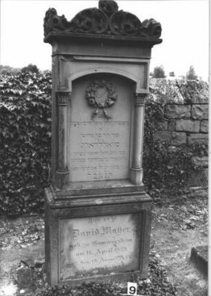 Grabstein 9 (Index: 99808397) Material: Sandstein Zustand: gut Maße HxBxT: 170x62x33 cm Beschreibung: ädikulaartige Stele mit Säulen, flacher Abschluß mit Aufsatz, Schriftfelder eingetieft Symbolik: Schofar, Blumenkranz: Grabstein 9
