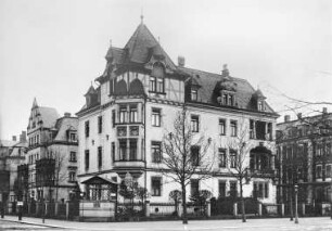 Dresden-Striesen. Wohnhaus, Fürstenstraße 18. Eckansicht mit Gartenpavillon
