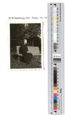 Tante Hanna im Garten