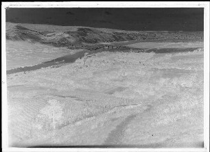 Staustufe Erlabrunn. Blick vom Volkenberg auf Ortschaft und Staustufe Erlabrunn.
