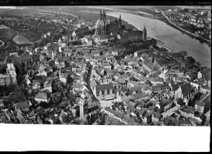 Meißen. Nördliche Altstadt mit Frauenkirche und Rathaus gegen Burgberg und Elbe. Luftbild-Schrägaufnahme von Süden