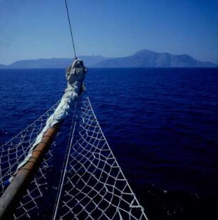 Kalymnos. Anfahrt von Osten. Das Inselgebirge bis 679 m hoch