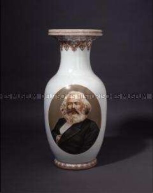 Bodenvase mit Porträt von Karl Marx