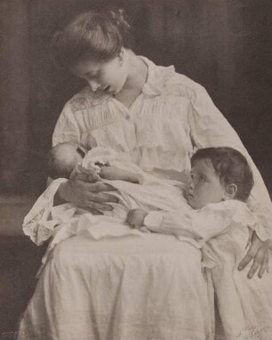 Mutter mit zwei Kindern