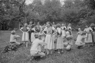 Sorbisches Jugendensemble der Sorbischen Oberschule Bautzen. : Prěnja serbska kulturna brigada Serbskeje wyšeje šule w Budyšinje.