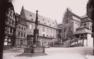 Aschaffenburg, Stiftsplatz : Aschaffenburg. Stiftsplatz. Blick von Nordwesten über den Brunnen zum Stiftshaus und zur Stiftskirche St. Peter und Alexander