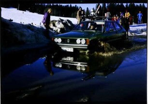 Feldberg: überschwemmte Straße und Skifahrer, mit Auto