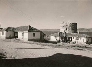 Bulgarien. Nessebar. Viertel der Roma mit Ruine einer Windmühle, im Hintergrund neues Nessebar mit Sonnenstrand