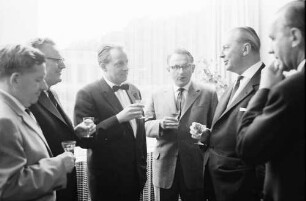 Freiburg: Regierungspräsidium; Pressekonferenz mit Ministerpräsident Kurt Georg Kiesinger; stehende Gruppe: Huber, Linschau, Buschkiel, Kiesinger, Amann