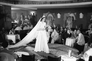 Bukarest: Modenschau: Brautkleid