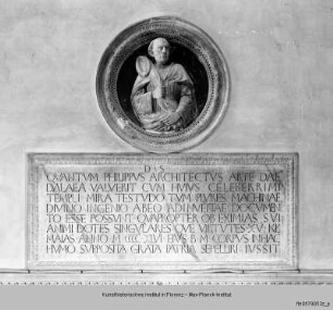Ehrengrabmal mit Bildnistondo des Filippo Brunelleschi