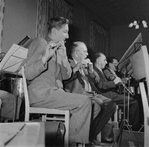 Markneukirchen : Musikinstrumentenbau Markneukirchen. Städtisches Orchester Markneukirchen (Vereinigung Markneukirchner Instrumentenbauer) während der Probe. Flötenbaumeister Kurt Jacob und sein Enkel Wolfgang