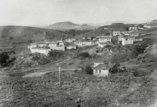 Vorort gegen eine größere Stadt (vielleicht Ankara)