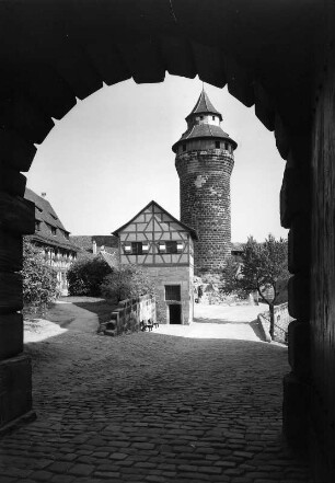 Nürnberg. Kaiserburg. Sinwellturm von Westen