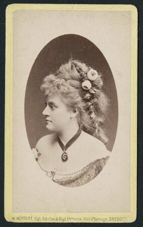 Porträt Therese Malten : Porträt Therese Malten (1855-1930; Sängerin). Fotografie (Albuminpapier auf Karton mit Atelieraufdruck) von Wilhelm Höffert in Dresden