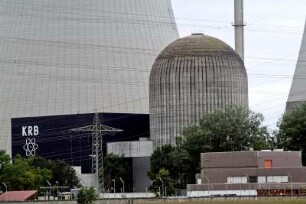Atomkraftwerk AKW Gundremmingen. Kühltürme. Symbole für Energie, Technik...