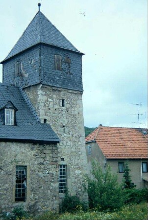 Kirchturm, Südseite, in Teilen 13. Jh., an der Ostseite (nicht im Bild) ist ein romanisches Fenster