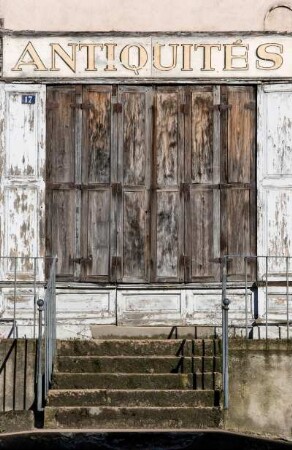 Frankreich. Auvergne. Allier. Lapalisse. Geschlossenes Antiquariat