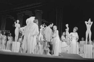 Szenenbilder aus der Operette "Die schöne Helena" von Jaques Offenbach im Metropol-Theater Berlin