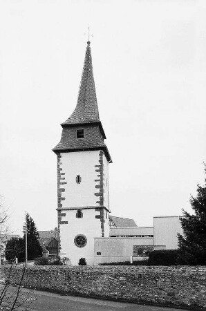 Westturm mit Mauerresten der alten kath. Kirche und Ehrenmal; Oberursel, Gartenstraße