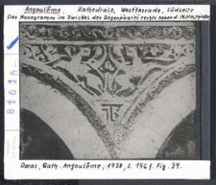 Angoulême, Kathedrale: Westfassade, Monogramm im Zwickel des Bogenpaares rechts neben Mittelfenster