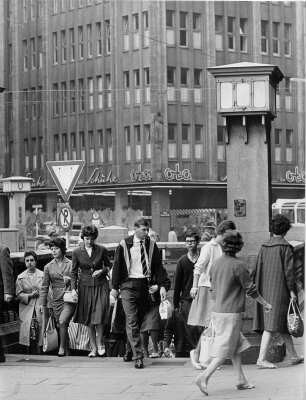 Hamburg-Altstadt. Blick von der Mönckebergstraße zur Barkhofpassage, die die Mönckebergstraße mit der Spitalerstraße verbindet. Rushour - starker Fußgängerverkehr