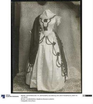 Damenkleid des 19. Jahrhunderts, Ausstellung 200 Jahre Kleiderkunst