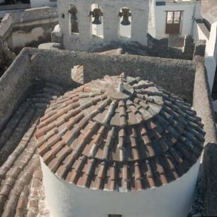 Patmos, Chora. Kirchenkuppel und Kodonstasion westlich vorm Johanneskloster