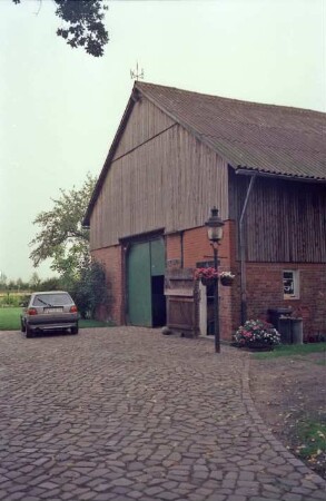 Hohe Leuchte: Wirtschaftsgebäude: Giebelseite mit Scheunentor, Verbretterung