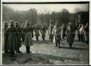 Paul von Hindenburg bei der Parade des Berliner Wachtregiments