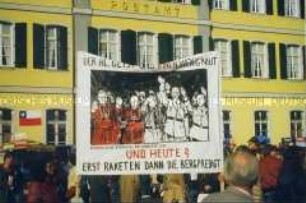 Transparent gegen Aufrüstung mit Bezug auf die NS-Zeit auf der Friedenskundgebung in Bonn am 22. Oktober 1983