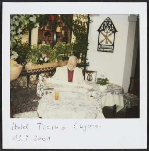 Wolfram Siebeck beim Zeitunglesen im Außenbereich des Hotels Ticino in Lugano