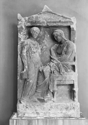 Grabstele mit Frau und Dienerin