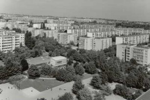 Blick vom Wohnhochhaus, Braunsdorfer Straße, über Schulhof und Turnhalle der 135. Grundschule, Amalie-Dietrich-Platz 10, auf das Wohngebiet