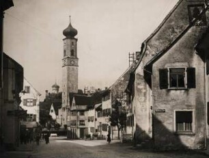 Baden-Würtemberg. Isny im Allgäu. Obertorstraße. In der Bildmitte befindet sich der mittelalterliche Blaserturm (Marktplatz), welcher baulich mit dem Hallgebäude – dem früheren Tuchhaus – verbunden ist.